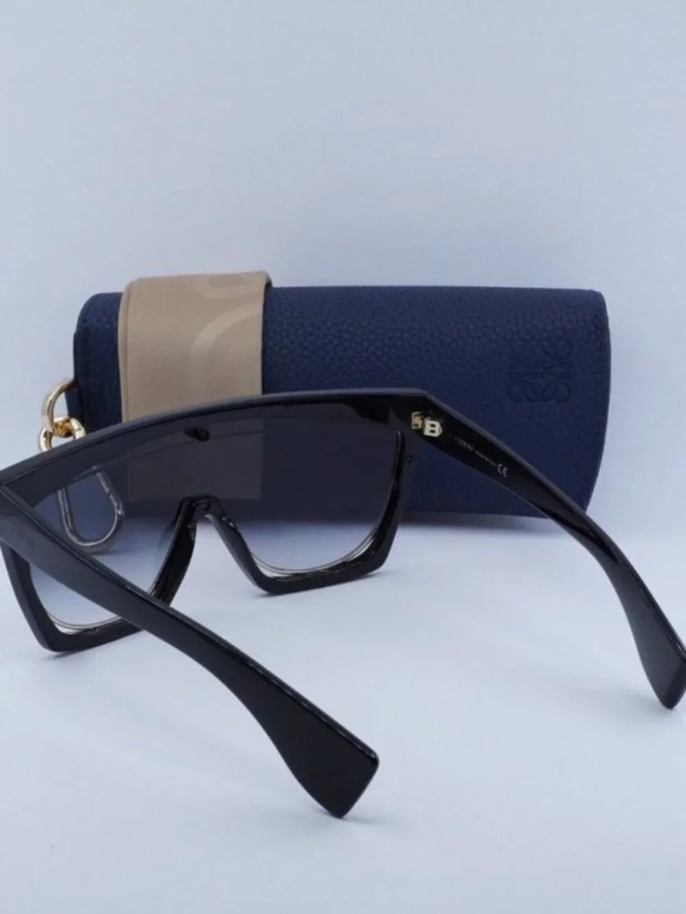 Loewe LW40012I 05B Shield Sunglasses – Black/Gold \Gradient Smoke